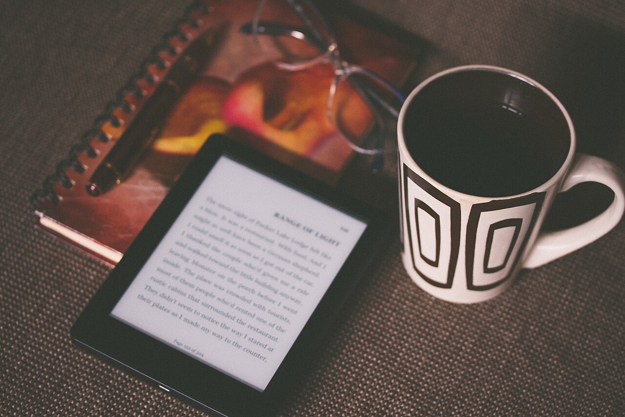 Kindle junto a una taza de café